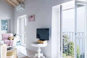 Appartement, uitzicht op meer | Luxe beddengoed, donsdekens, een strijkplank/strijkijzer
