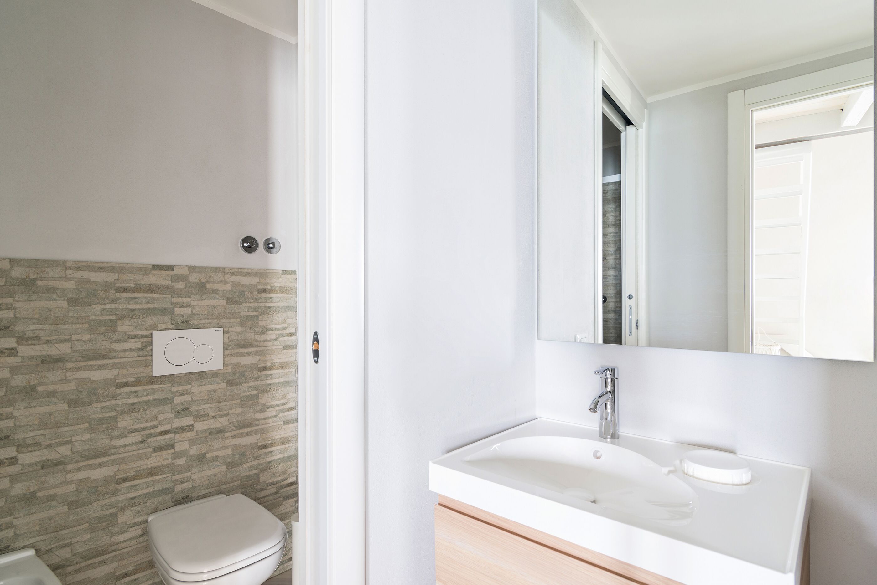 Appartamento, vista lago | Bagno | Doccia, set di cortesia gratuito, asciugacapelli, bidet