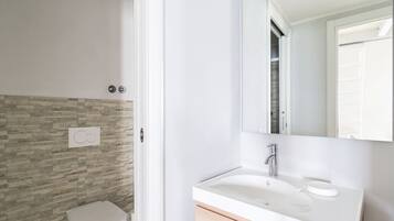 Appartamento, vista lago | Bagno | Doccia, set di cortesia gratuito, asciugacapelli, bidet