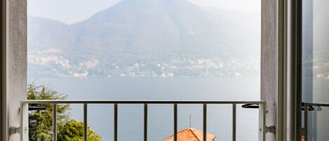 Apartment, Lake View | Premium bedding, down comforters, iron/ironing board, cribs/infant beds