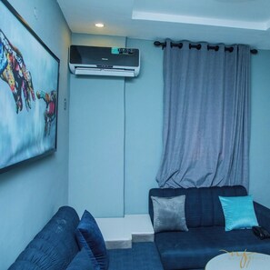 Deluxe Room, Balcony, City View | Living area
