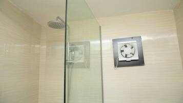 Deluxe-rum - balkong - utsikt mot staden | Badrum | Gratis toalettartiklar, hårtork, handdukar och tvål