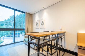 Basic Apartment | Dining