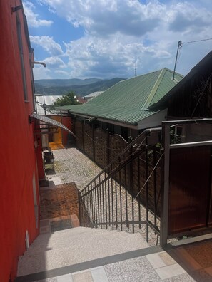 Vista frontal de la propiedad