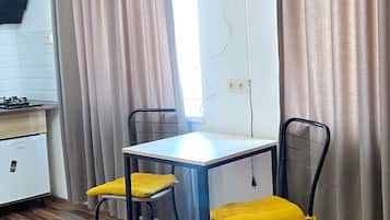 Apartamento Confort, balcón, vistas al jardín | Zona de estar | Televisión de pantalla plana de 43 pulgadas con canales digitales