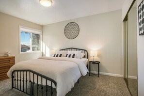4 Schlafzimmer, Schreibtisch, Bügeleisen/Bügelbrett, kostenloses WLAN