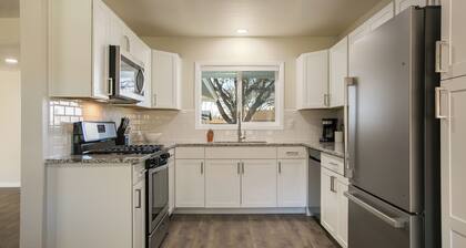 Charming 4bd/2ba near Uptown ABQ, Garage, Dogs
