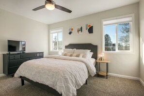 4 bedrooms, desk, iron/ironing board, free WiFi