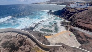 A coastal road with a rocky terrain and a view of the ocean. - PentHouse Loft - Terrace & Natural Pool (Gáldar)
