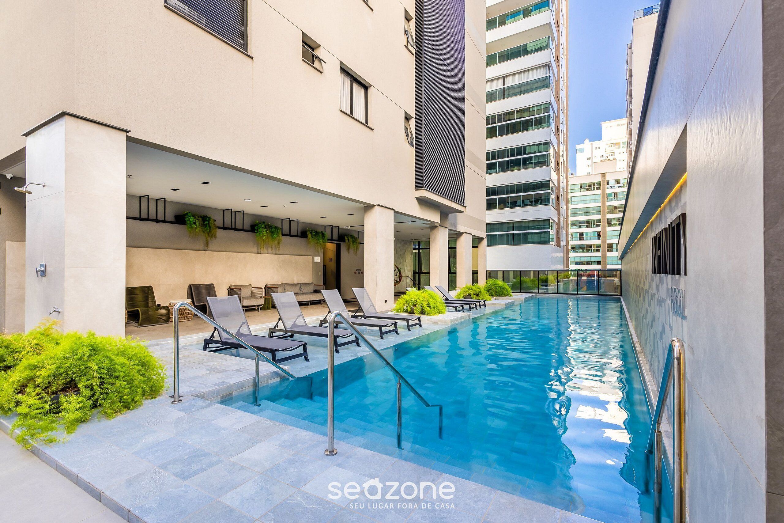 Una piscina al aire libre