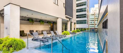 Una piscina al aire libre