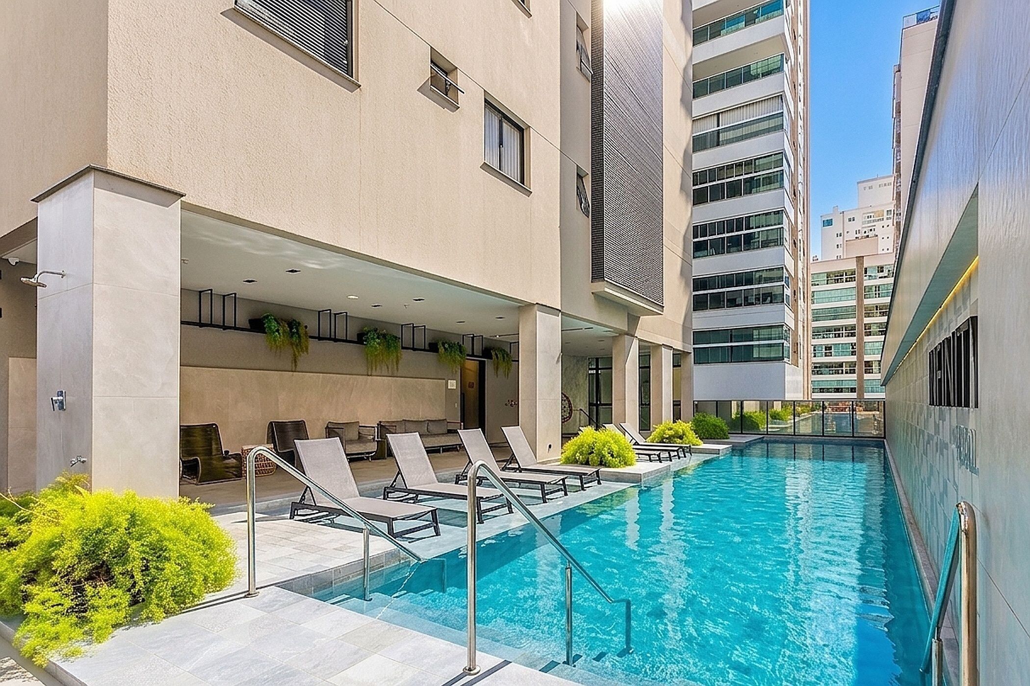 Apartamento básico | Piscina | Una piscina al aire libre