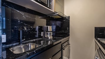 Apartamento básico | Cozinha privada | Talheres/pratos/utensílios de cozinha