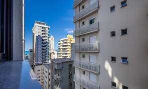 A high-rise residential building with multiple balconies and a clear view of the sea in the background. - IFT - Ed. Infinity Tower Flat 350m From Meia Praia (Itapema)