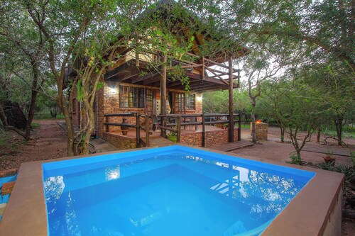 4-bedroom, 4-bathroom house in Marloth Park with WiFi and AC. Enjoy your stay