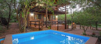 4-bedroom, 4-bathroom house in Marloth Park with WiFi and AC. Enjoy your stay