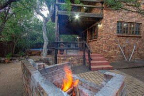 Property grounds - 4-bedroom, 4-bathroom house in Marloth Park with WiFi and AC. Enjoy your stay (Marloth Park)
