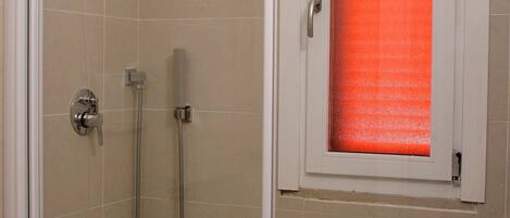 Sèche-cheveux, bidet, serviettes fournies, savon