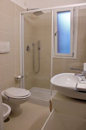 Haartrockner, Bidet, Handtücher, Seife