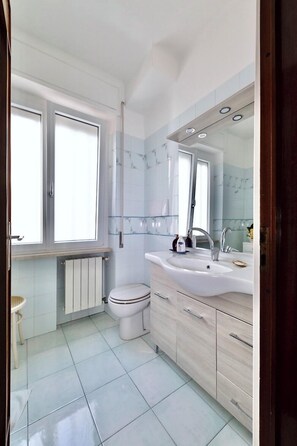 Appartement, 2 chambres, vue mer | Salle de bain | Douche, sèche-cheveux, serviettes fournies, savon