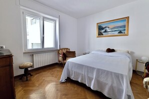 Apartamento, 2 quartos, vista para o mar | Ferros/tábuas de passar roupa, Wi-Fi de cortesia