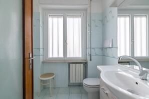 Departamento, 2 habitaciones, vista al mar | Baño | Regadera, secadora de cabello, toallas, jabón 