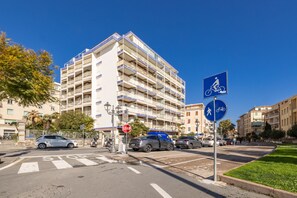 Vista frontal de la propiedad