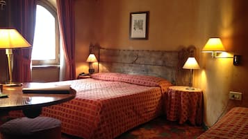 Driepersoonskamer, balkon | Een kluis op de kamer, verduisterende gordijnen, geluiddichte muren