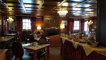 TĂ€gliches inbegriffenes FrĂŒhstĂŒcksbuffet