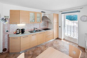 Fridge, microwave, stovetop, dishwasher