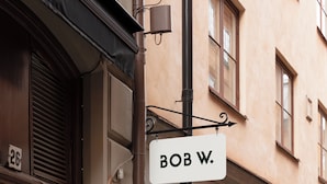 Una señal de calle con "BOB W." en un poste de metal.