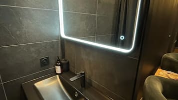 Douche, sĂšche-cheveux, serviettes fournies, savon