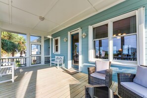 Terrace/patio - Black Skimmer - Beach front, screened porch, elevator, and pet friendly! (St. George Island)