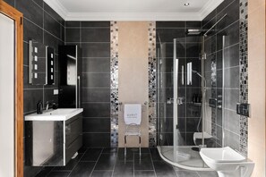 Een douche, een haardroger, handdoeken