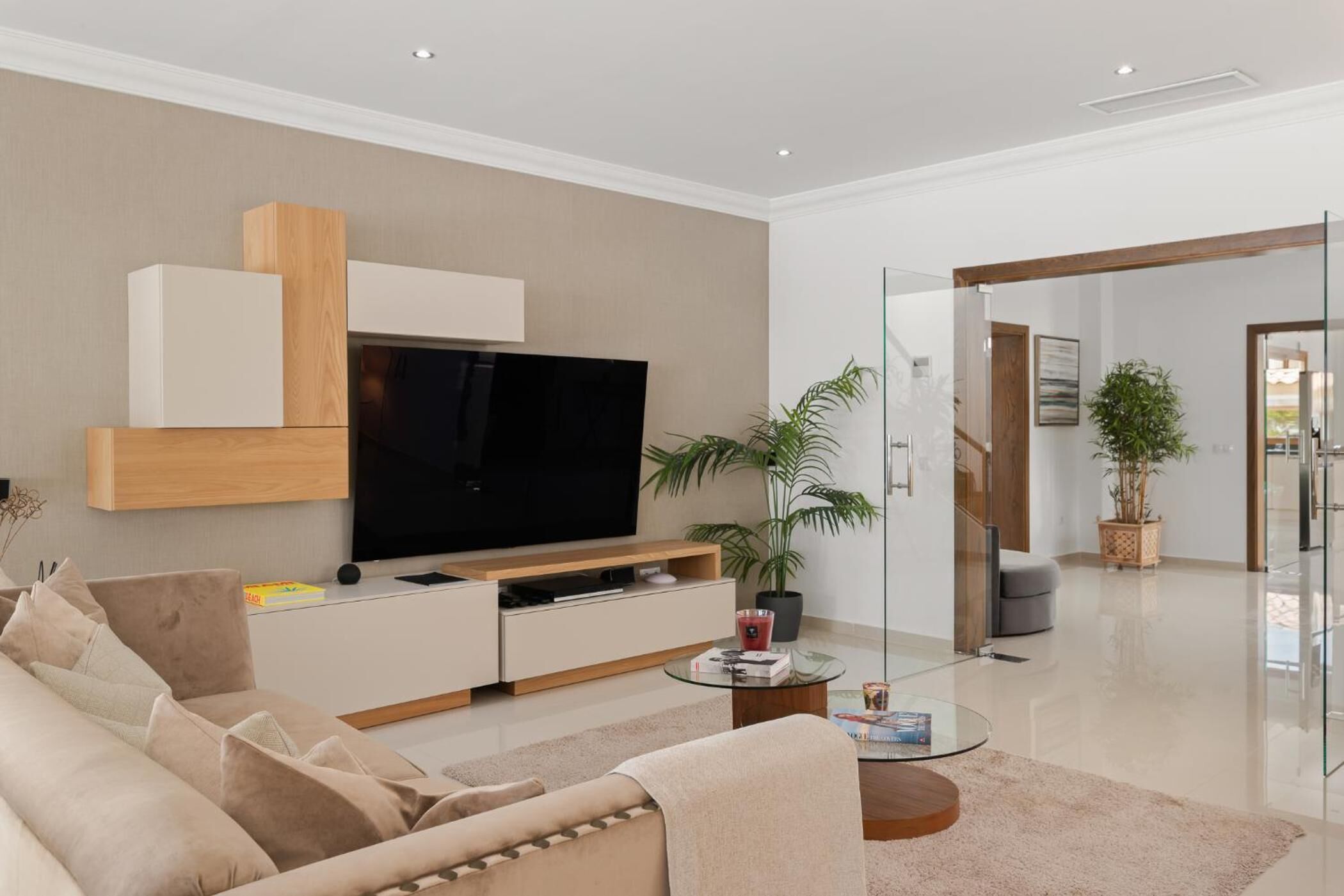 Een televisie en een tafeltennistafel