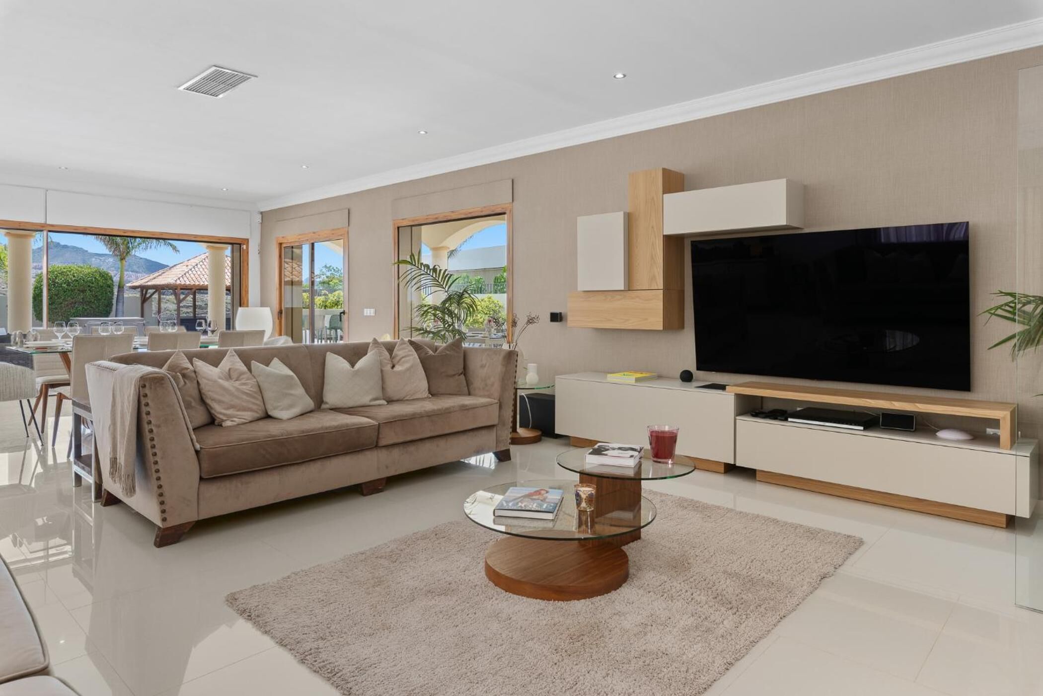 Een televisie en een tafeltennistafel