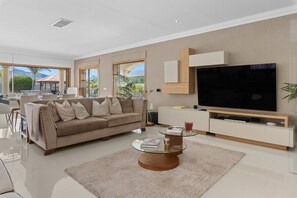 TV, table tennis - Holiday Villa 'Karat Luso' with Sea View, Wi-Fi and Air Conditioning (Adeje)