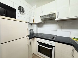 Frigorífico, microondas, horno y utensilios de cocina
