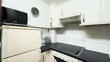 Refrigerador, microondas, horno y utensilios de cocina