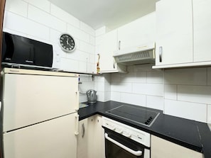 Kühlschrank, Mikrowelle, Ofen, Kochgeschirr/Geschirr/Besteck