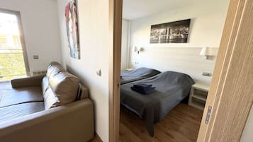 1 bedroom, bed sheets