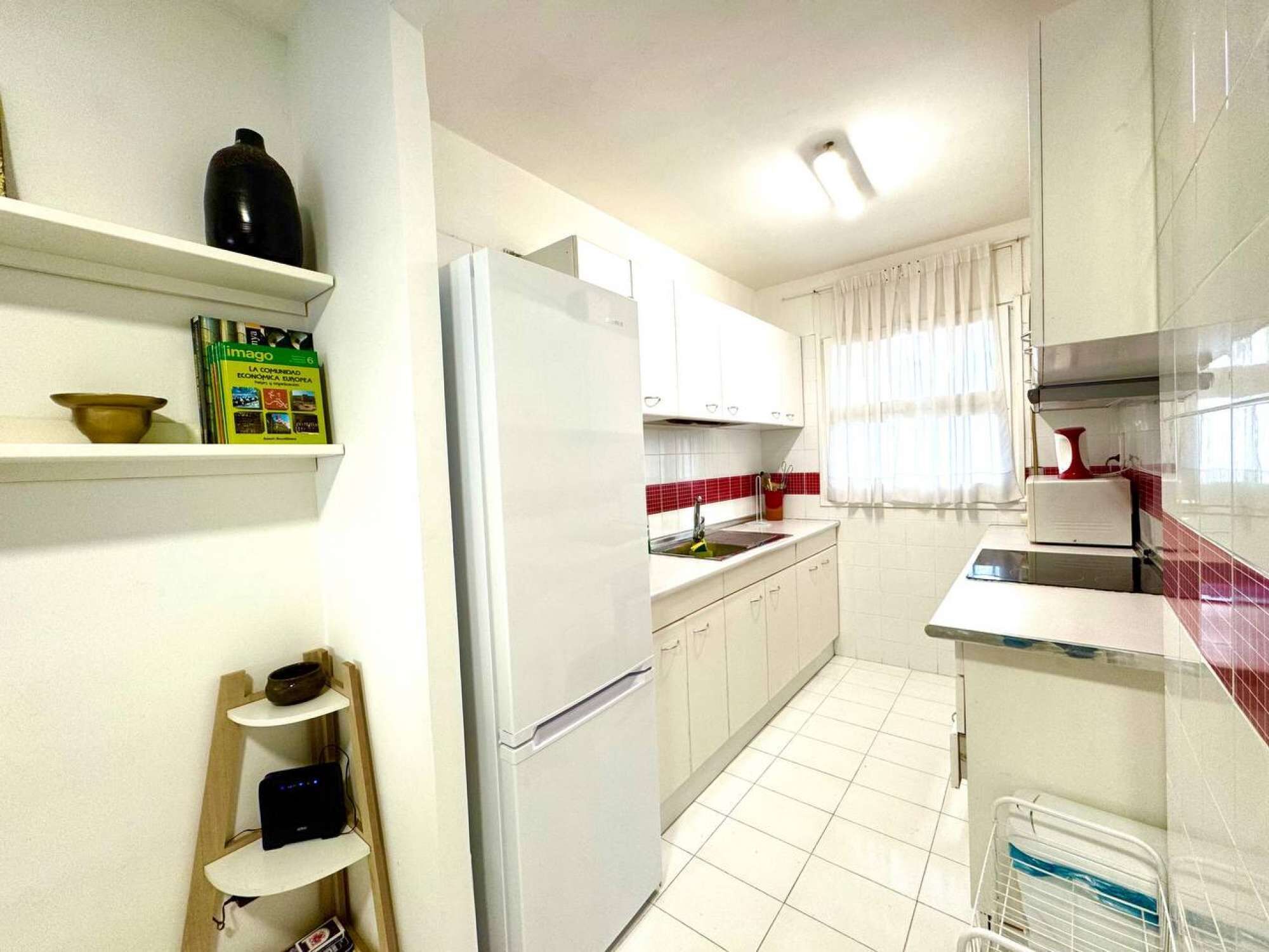 Kjøleskap, mikrobølgeovn, ovn og vannkoker