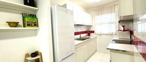 Réfrigérateur, micro-ondes, four, bouilloire électrique