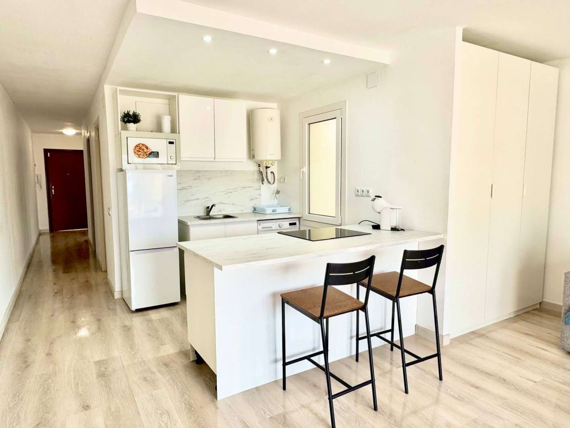 Refrigerador, horno y utensilios de cocina 