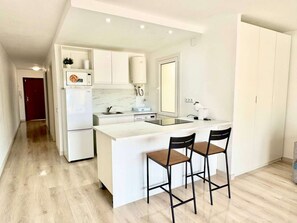 Réfrigérateur, four, batterie de cuisine, vaisselle et ustensiles