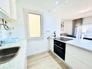 Réfrigérateur, four, batterie de cuisine, vaisselle et ustensiles