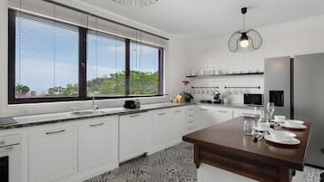 Frigorífico, microondas, horno y placa de cocina