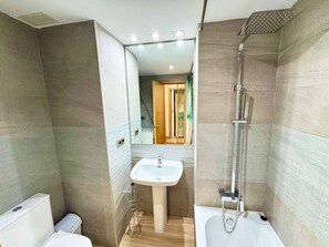 Een douche, handdoeken