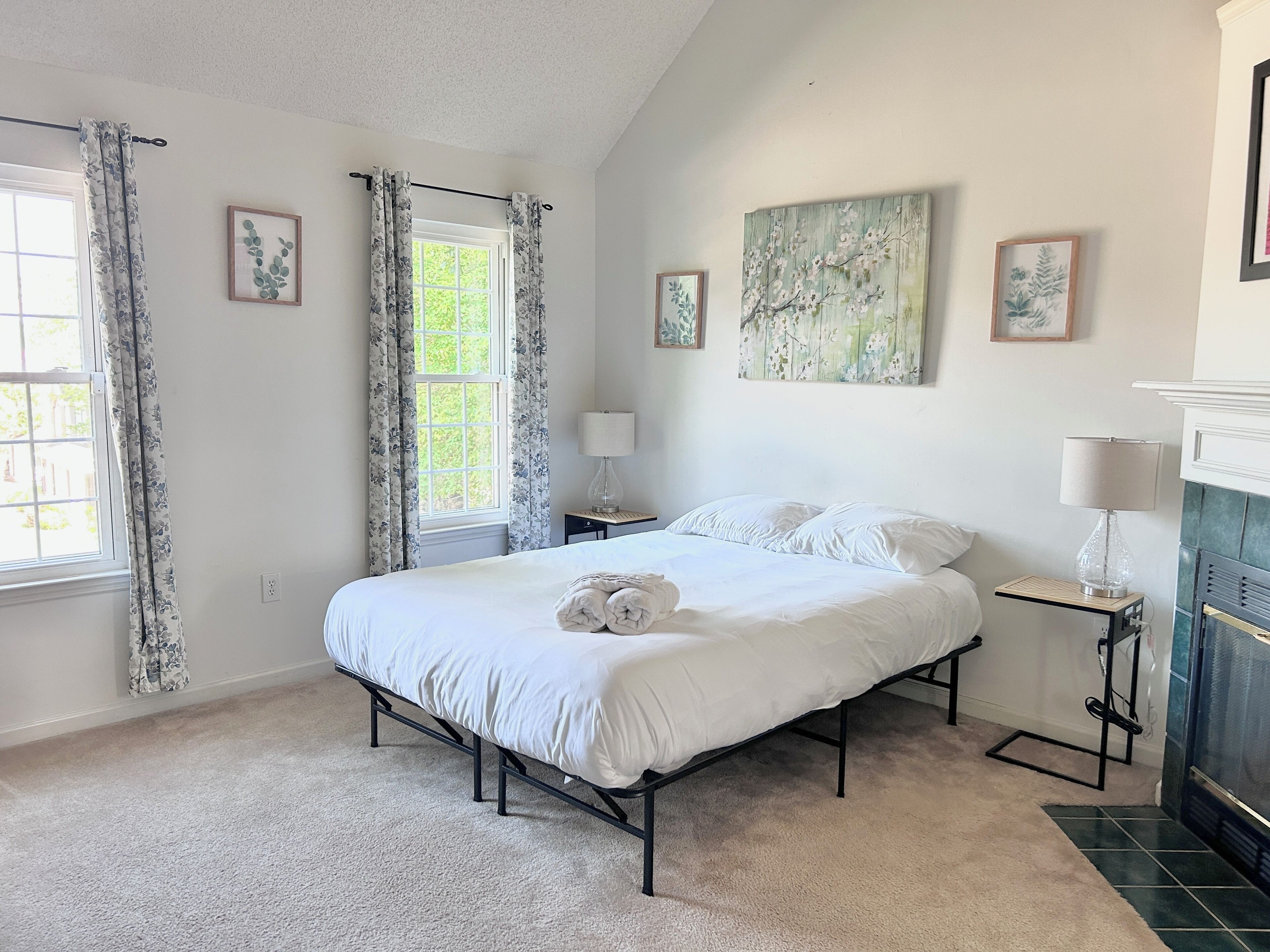 Tabla de planchar con plancha, wifi gratis y ropa de cama 