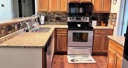 Lux Ridge Retreat-Master Suite-Fast Wifi-Campfires